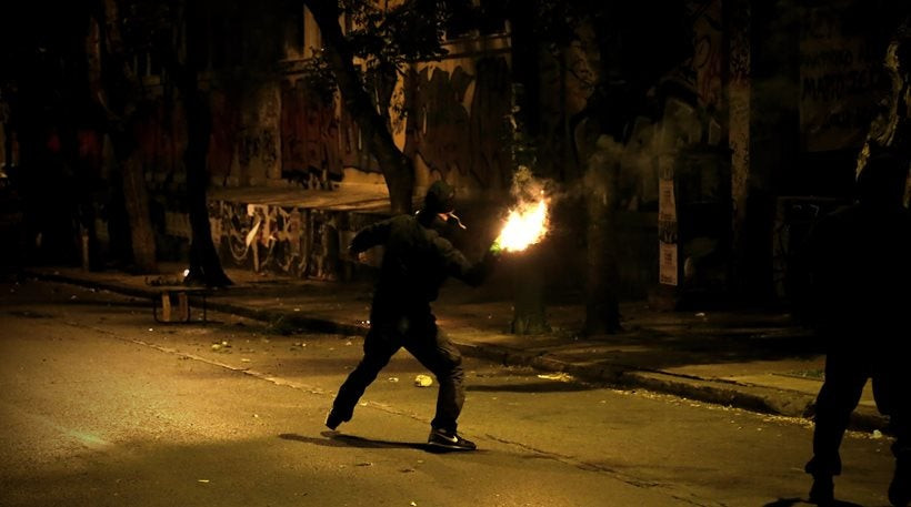 Πεδίο μάχης για τρίτο συνεχόμενο βράδυ τα Εξάρχεια με πέτρες και μολότοφ